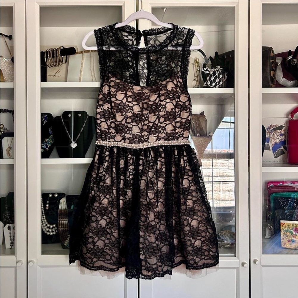 BLACK LACE MINI DRESS